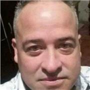 Profesor de Educación Física y Deportes imparte clases a niños de todas las edades